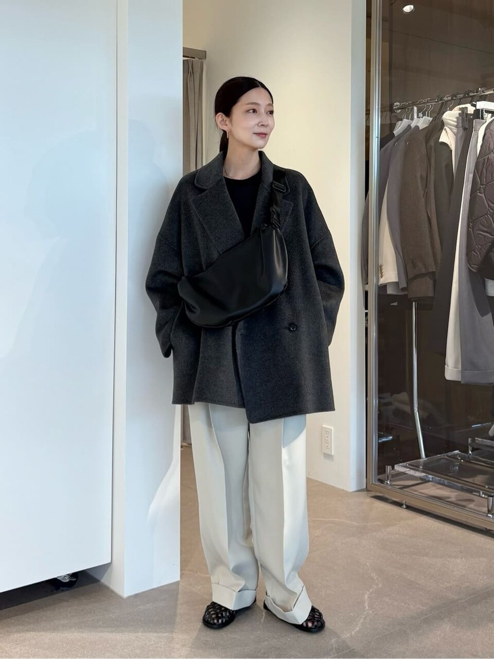 黒のスウェット×グレーのリバーコートのコーデ