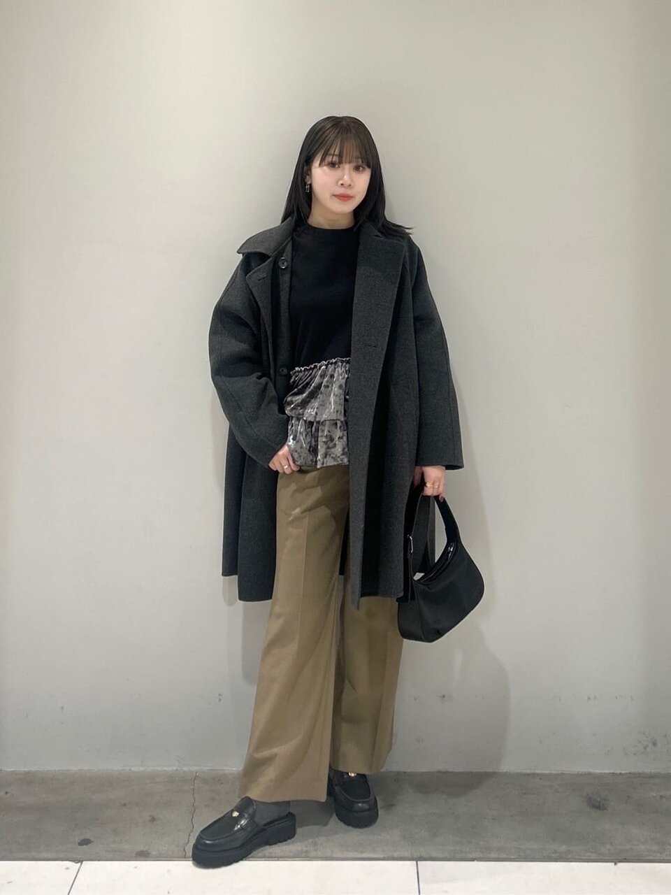 黒のスウェット×グレーのポンチョコートのコーデ