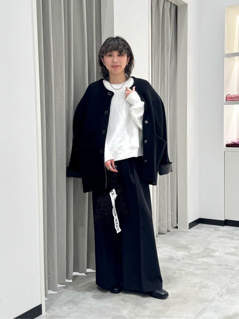 白のスウェット×黒のニットコートのコーデ