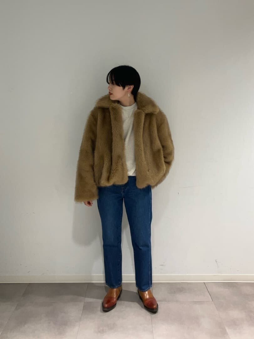 白のスウェット×ブラウンのファーコートのコーデ