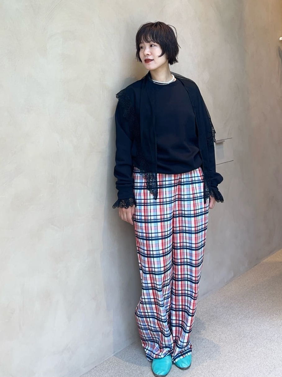 黒のスウェット×チェック柄のパンツのコーデ