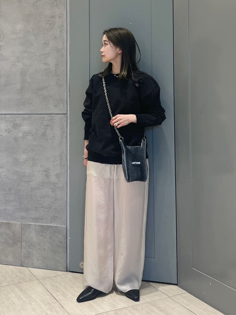 黒のスウェット×ベージュのパンツのコーデ