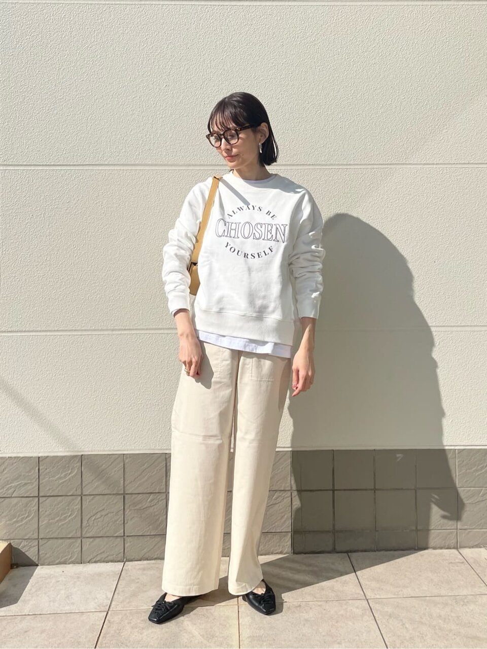 白のスウェット×白のパンツのコーデ
