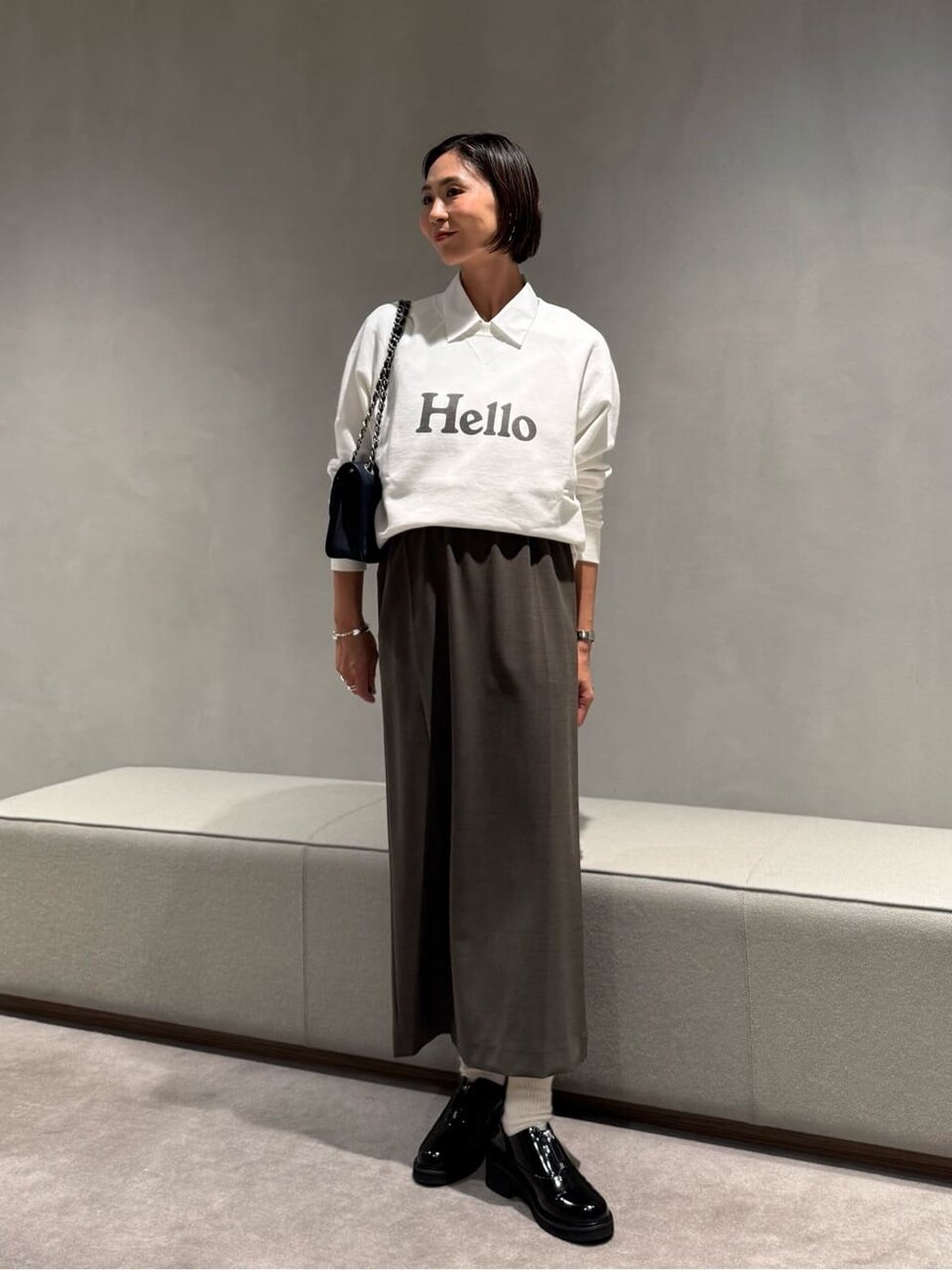 白のスウェット×ブラウンのサテンスカートのコーデ