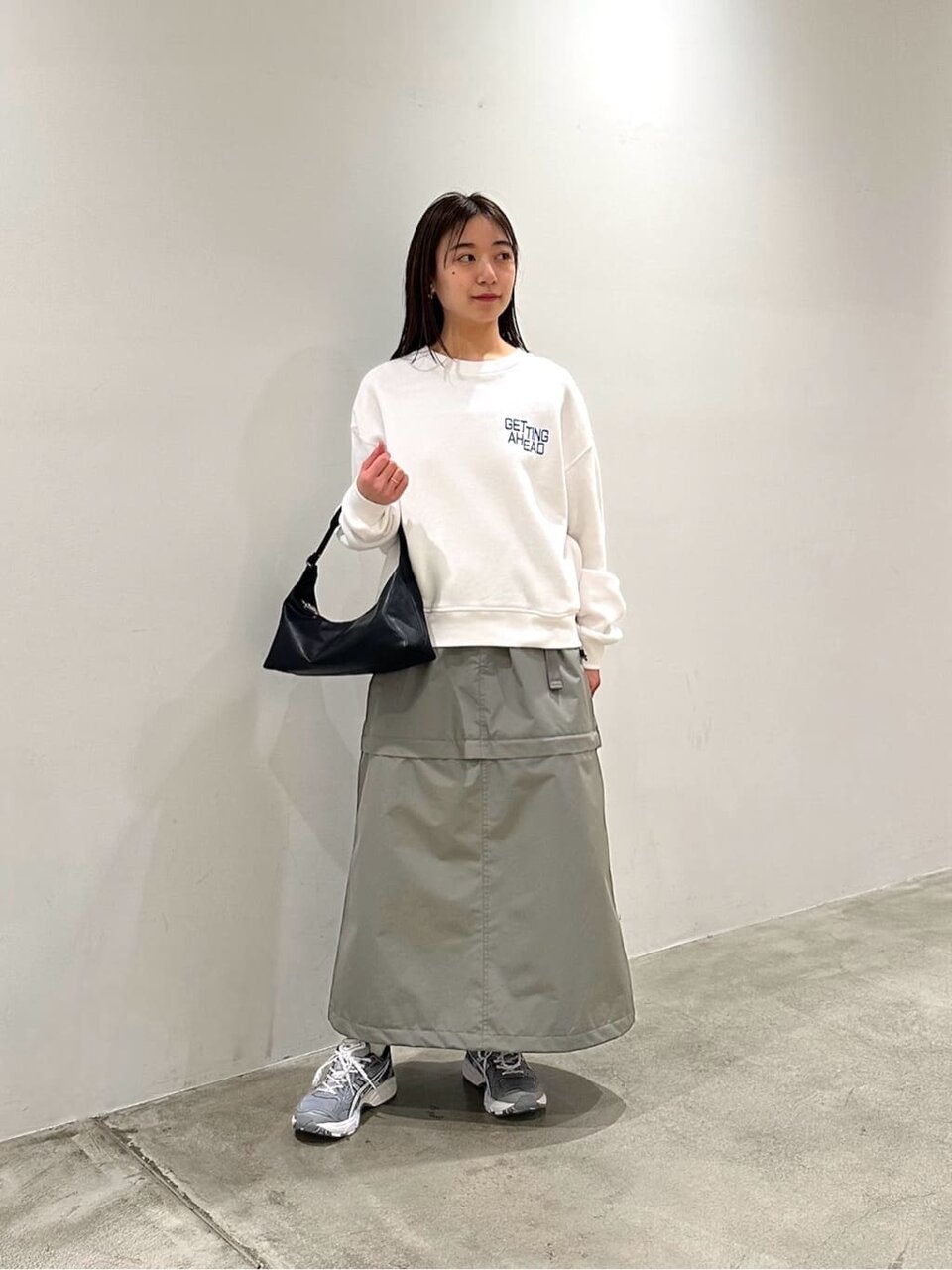 白のスウェット×ブラウンのサテンスカートのコーデ
