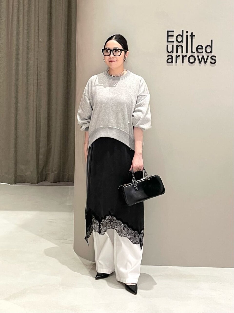 グレーのスウェット×黒のスカートのコーデ