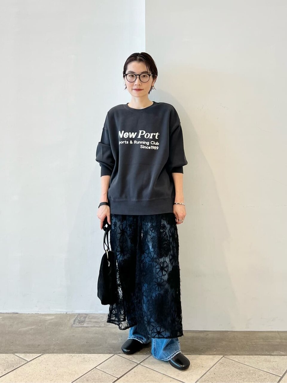 グレーのスウェット×黒の刺繍スカートのコーデ