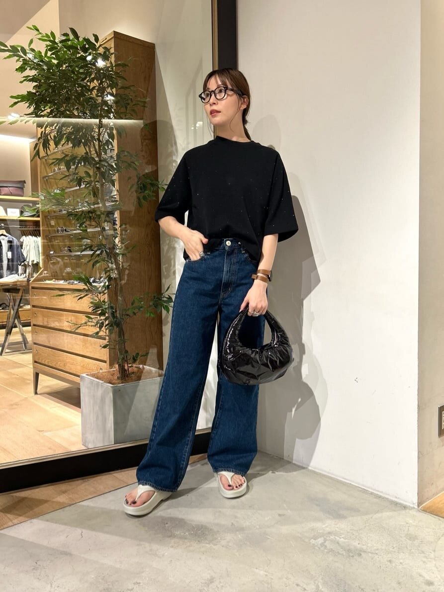 黒のスウェット×デニムパンツのコーデ