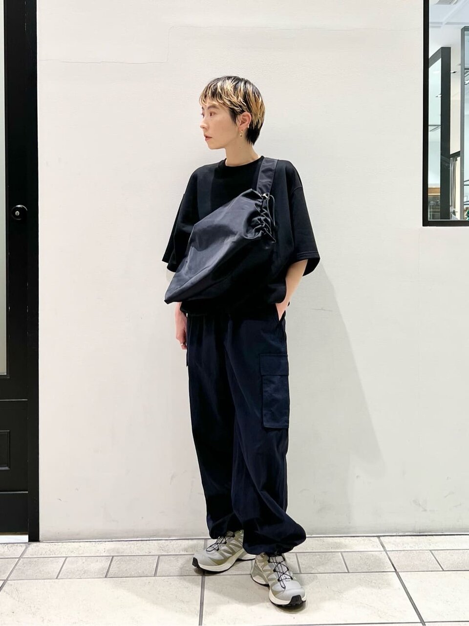 黒のスウェット×ネイビーのカーゴパンツのコーデ