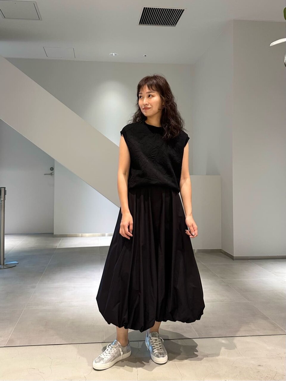 黒のスウェット×黒のバルーンスカートのコーデ