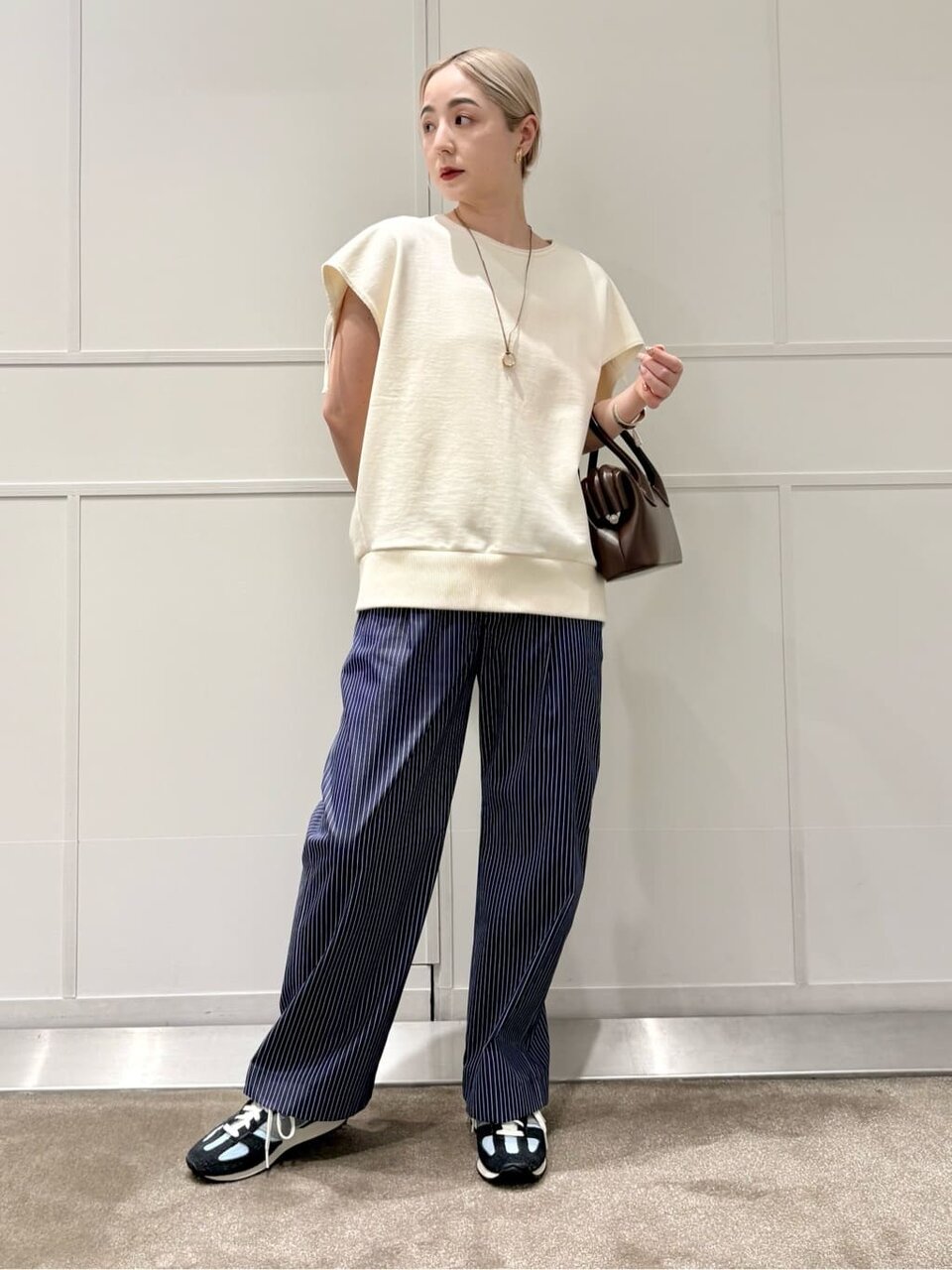 白のスウェット×ストライプ柄のパンツのコーデ