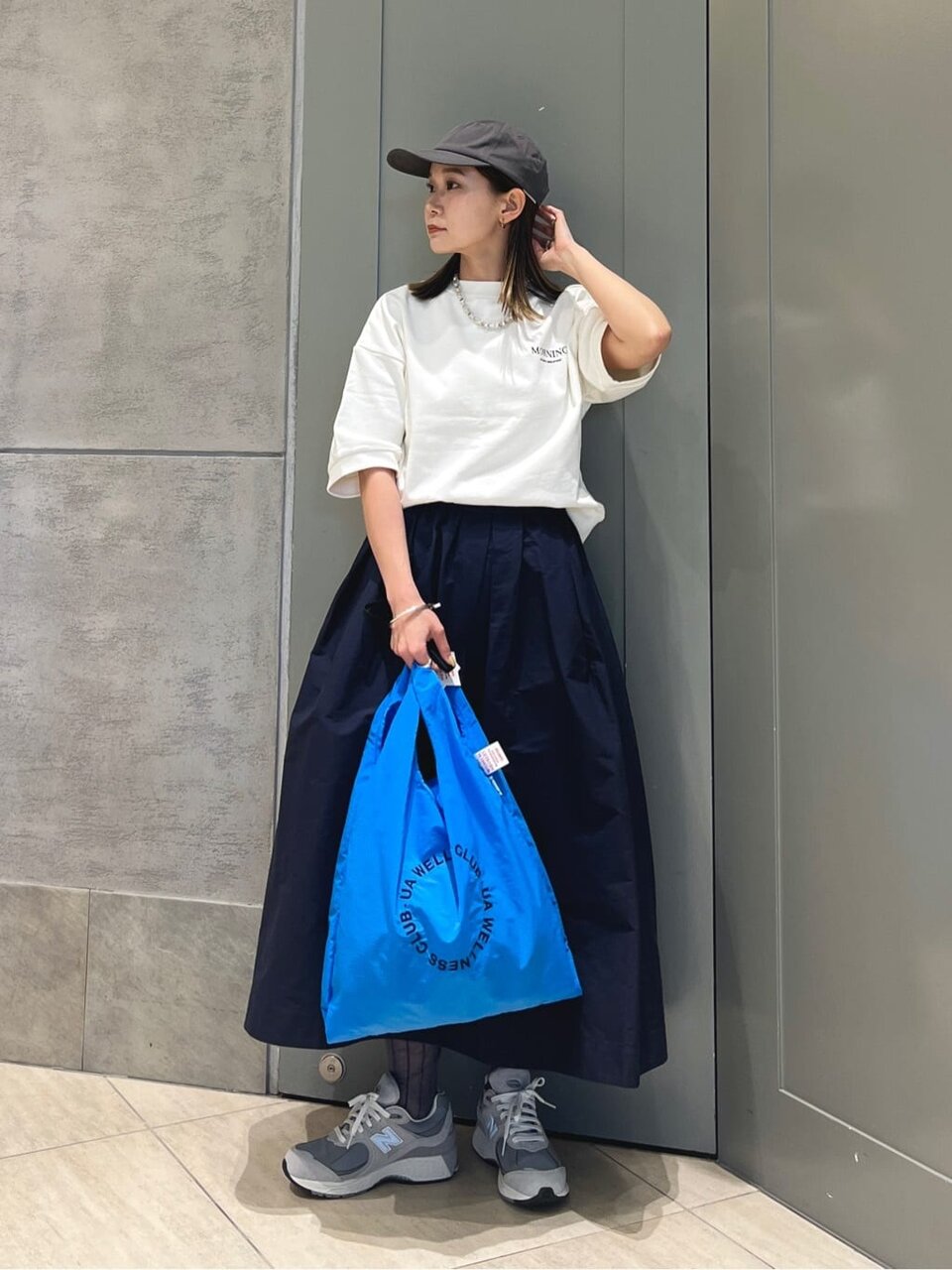 白のスウェット×ネイビーのフレアスカートのコーデ