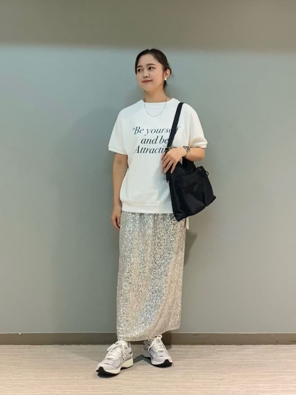 白のスウェット×シルバーのスパンコールスカートのコーデ