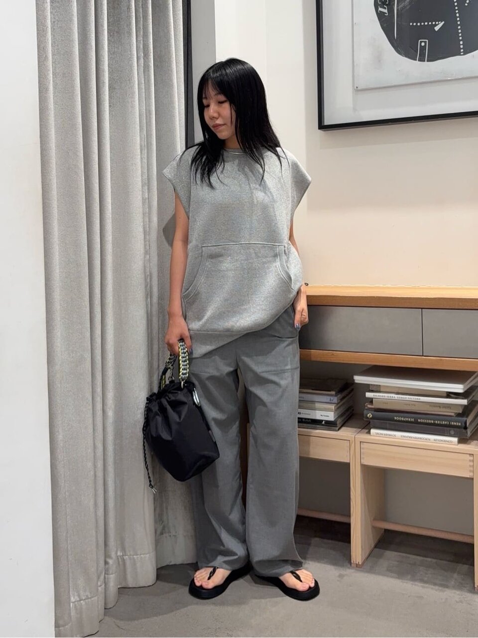 グレーのスウェット×グレーのパンツのコーデ