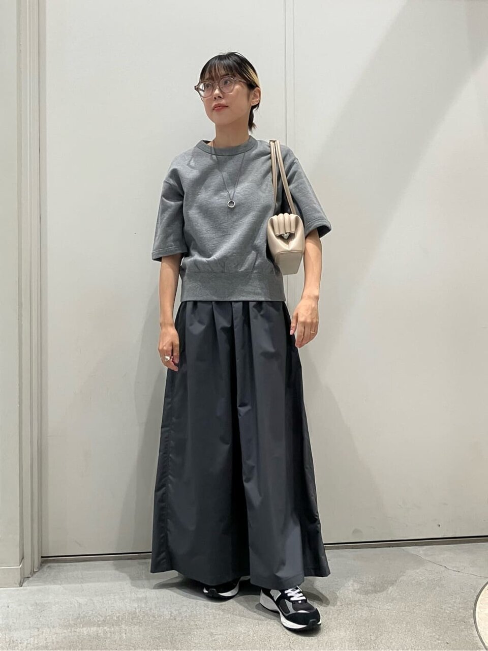 グレーのスウェット×黒のフレアスカートのコーデ