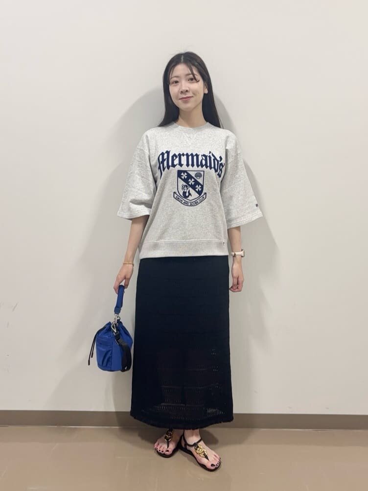 グレーのスウェット×黒のレーススカートのコーデ