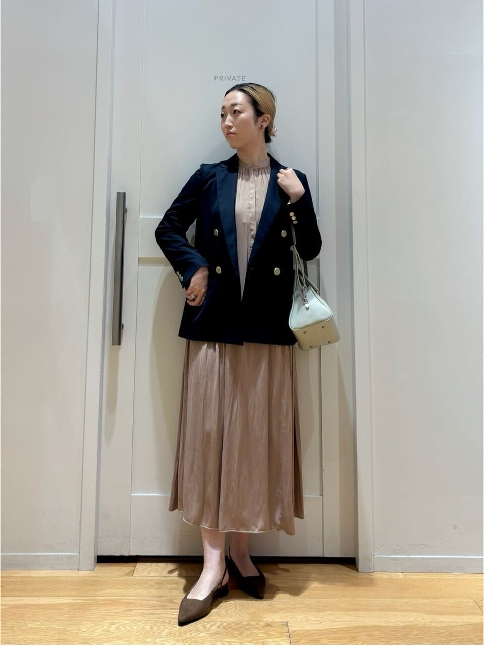 ギャザーデザインが優雅なサテンドレス