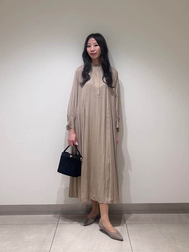 サテンの光沢がエレガントなドレス