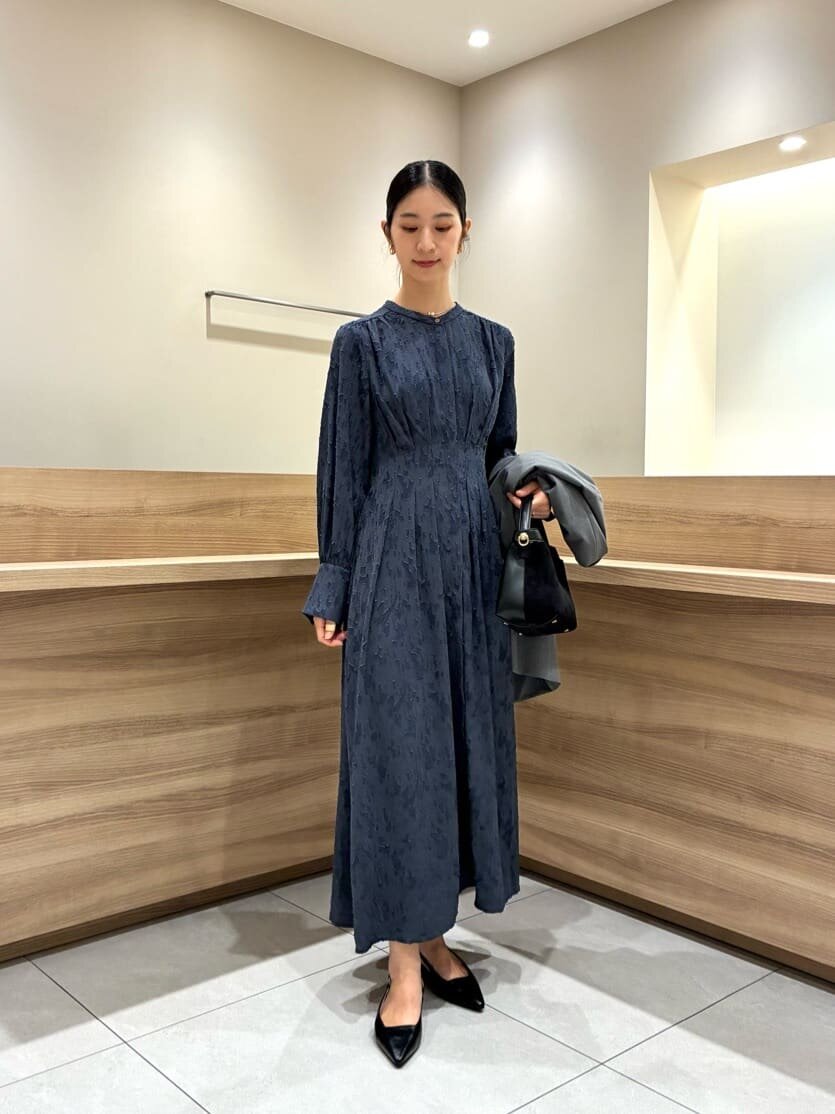 サテンの光沢がエレガントなドレス