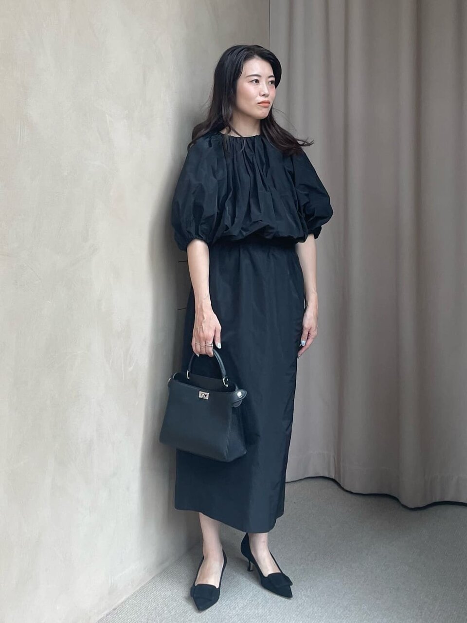 バルーンシルエットが女性らしいドレス