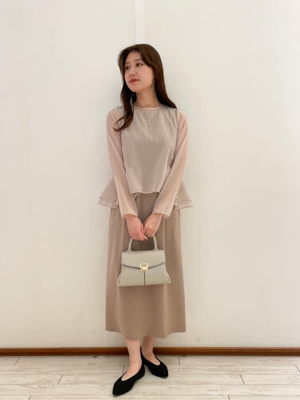 可憐なペプラムシルエットのドレス