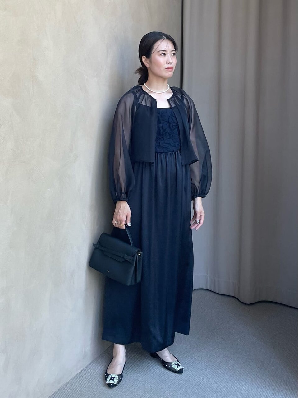 抜け感がありつつ上品なネイビーのドレス