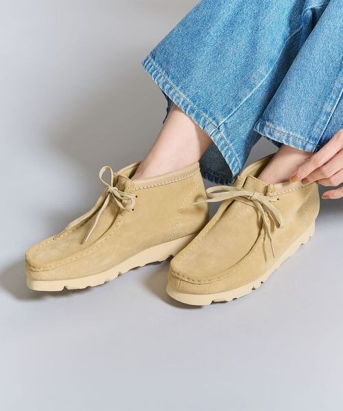ベージュのショートブーツを履いた女性