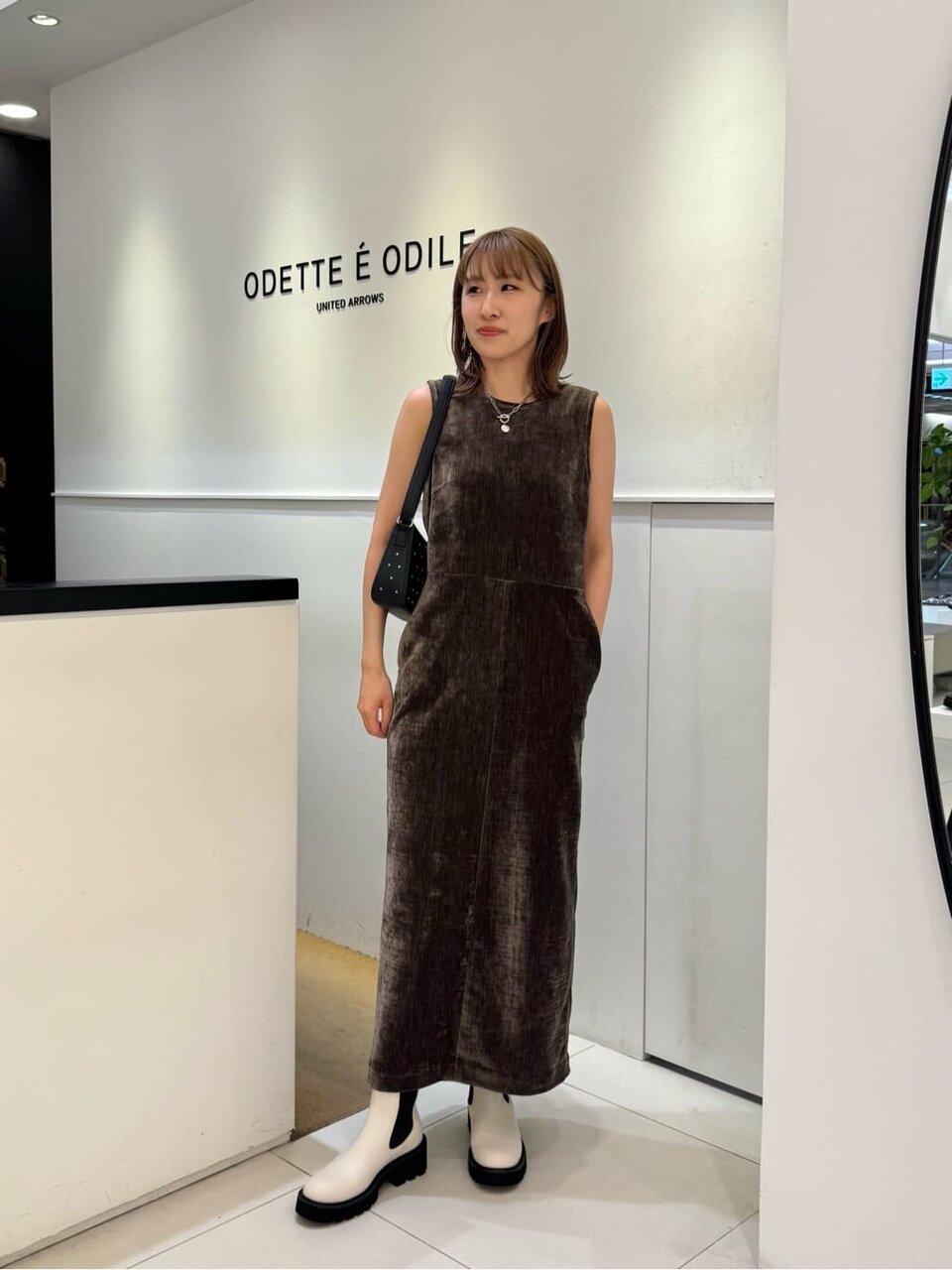 ベロアワンピース×白のショートブーツのコーデ