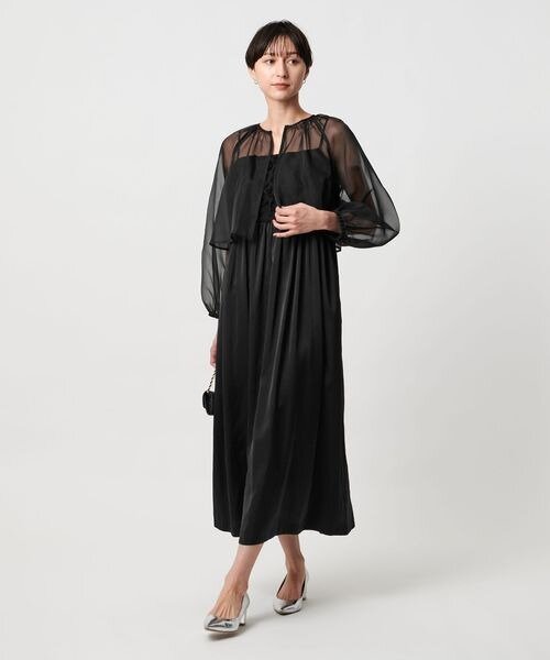 黒のドレスを着た女性