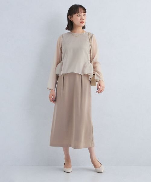 モカのドレスを着た女性