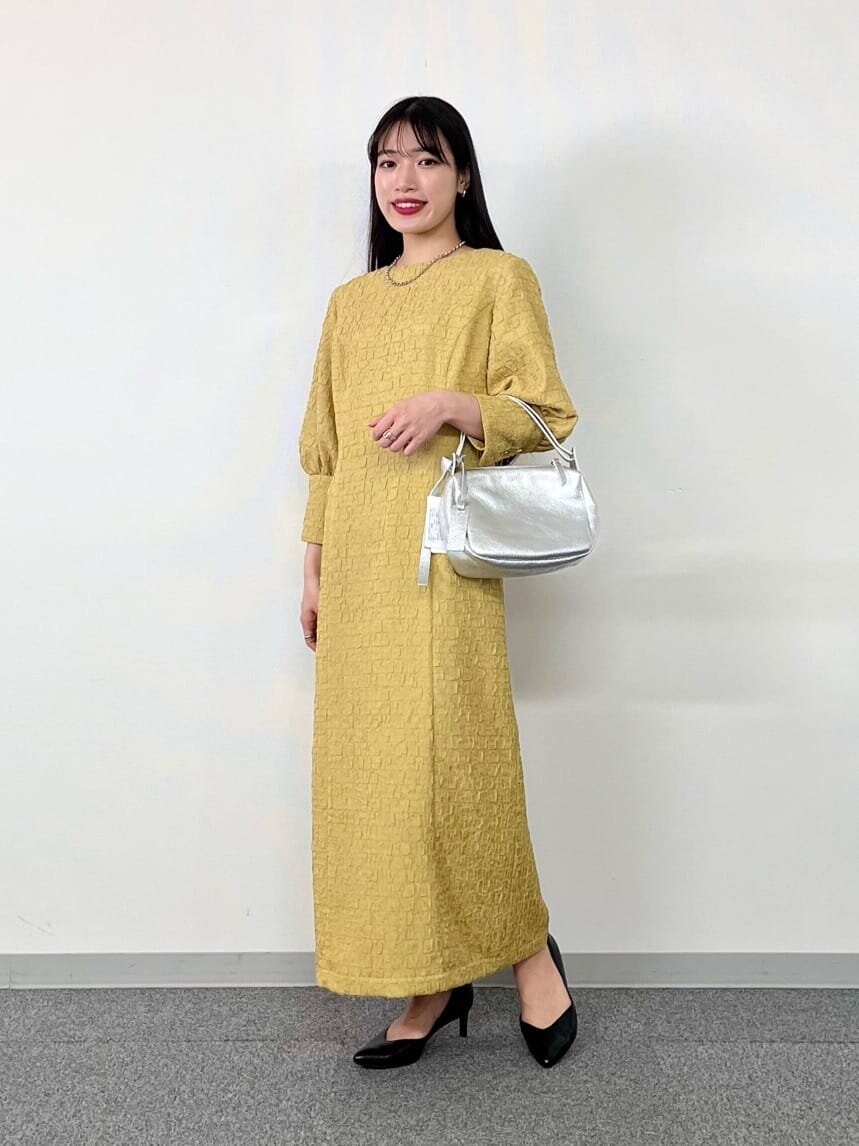 イエローのドレスを着た女性