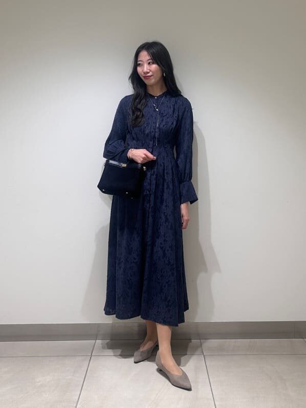 ジャカードワンピースを着た女性