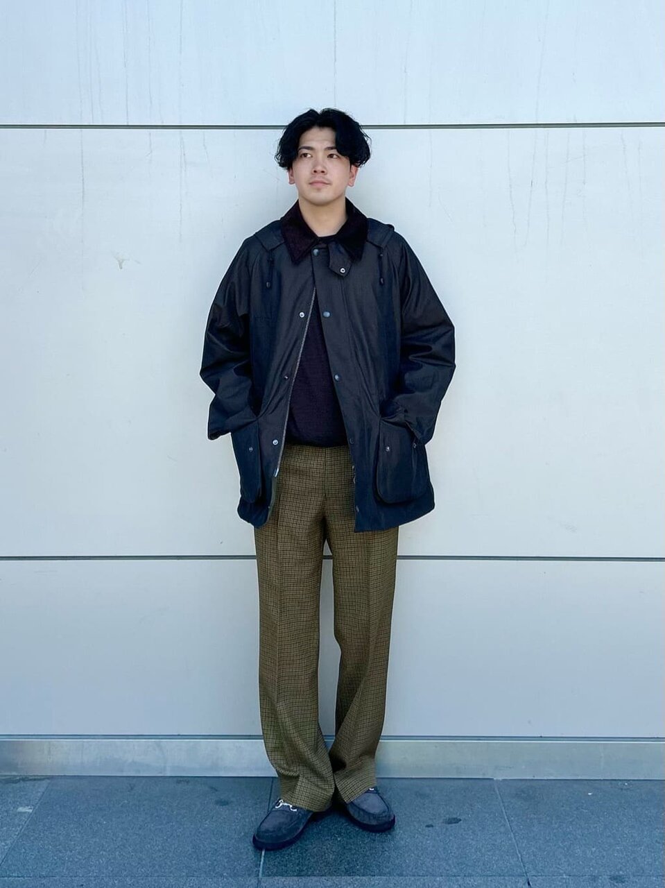 ハンティングジャケットとワイドパンツを着た男性