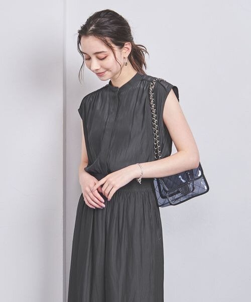 グレーのギャザーブラウスを着ている女性