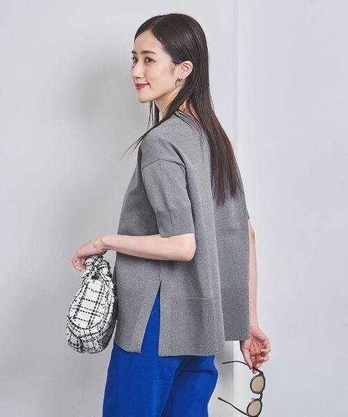 グレーのサマーニットを着ている女性