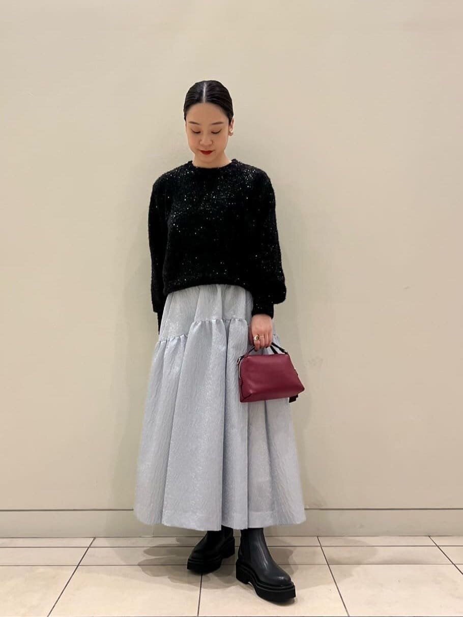 ライトグレーのギャザースカート×黒のクルーネックニットのコーデ