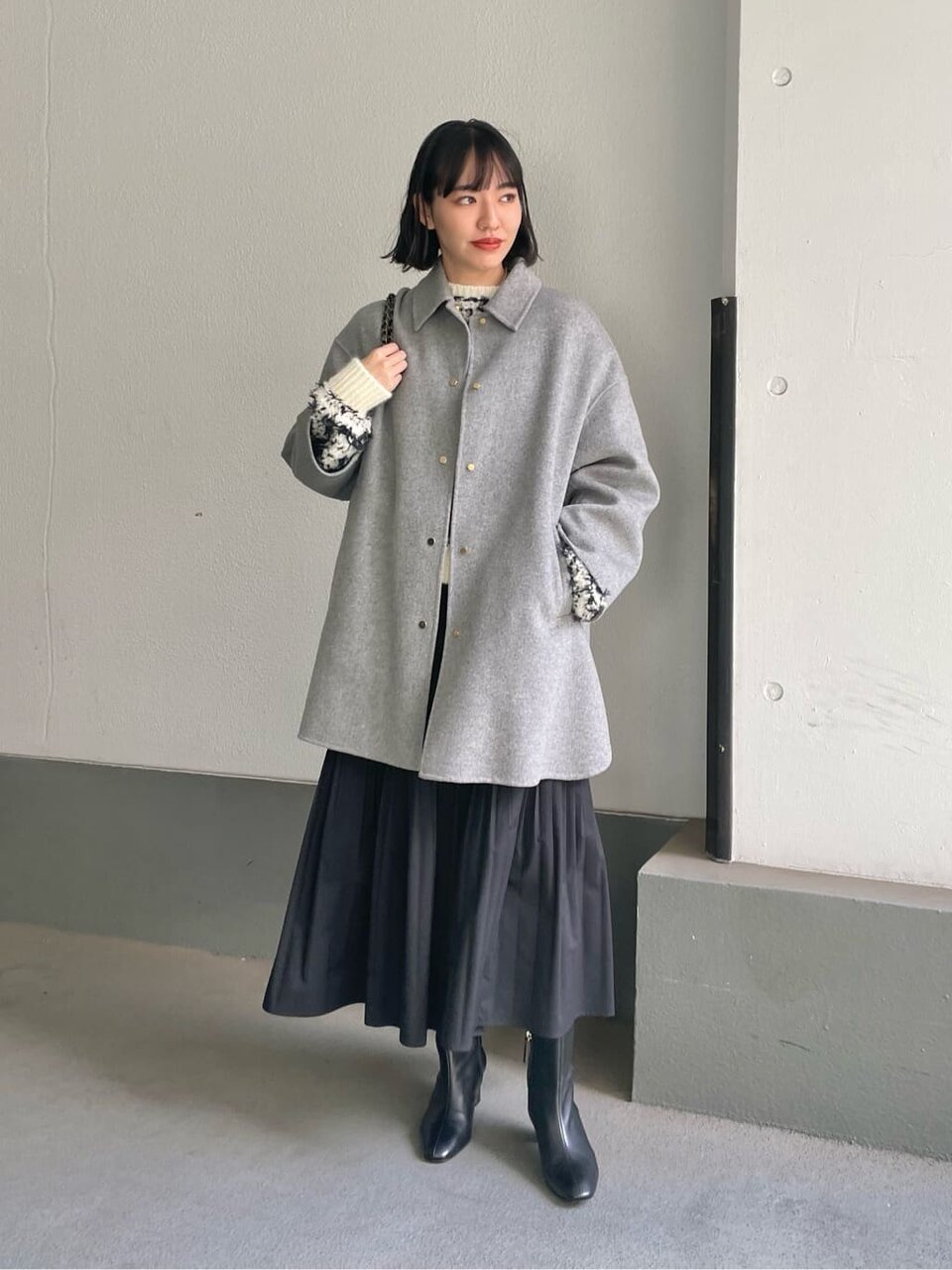 グレーのリバーコート×黒のギャザースカートのコーデ