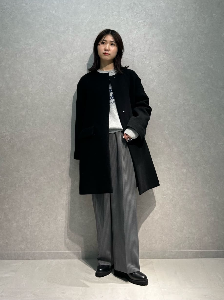 ダークグレーのパンツ×黒のノーカラーコートのコーデ