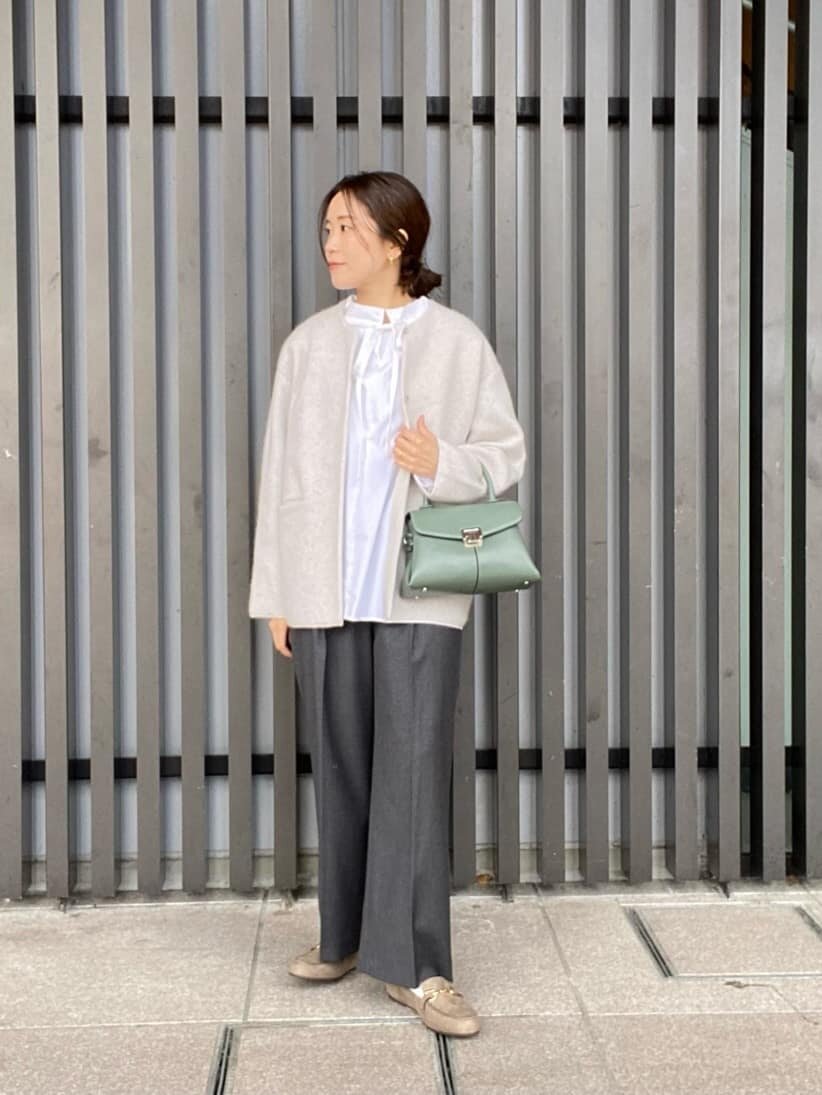  オフホワイトのニットカーディガン×グレーのワイドパンツのコーデ