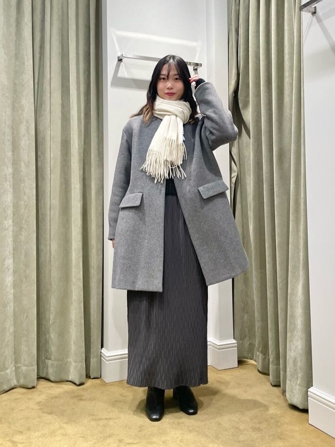 グレーのノーカラーコート×白のストールのコーデ