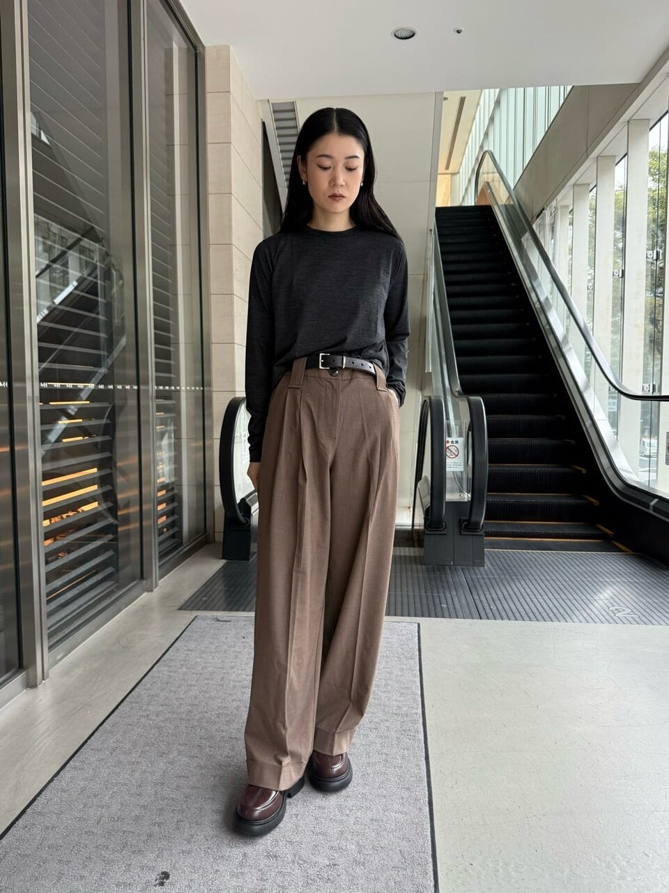 ダークグレーのカットソー×ブラウンのプリーツパンツのコーデ