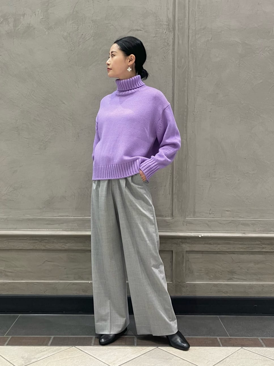 ライトグレーのパンツ×ライラックのニットのコーデ