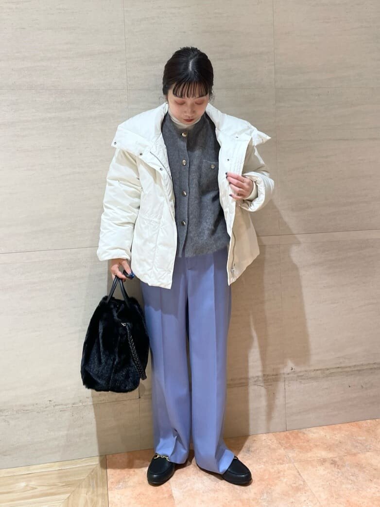 グレーのカーディガン×ライトブルーのパンツのコーデ