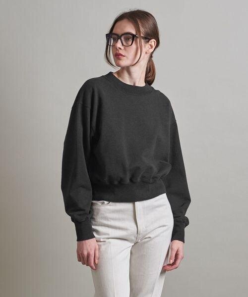 チャコールグレーのトレーナーを着ている女性