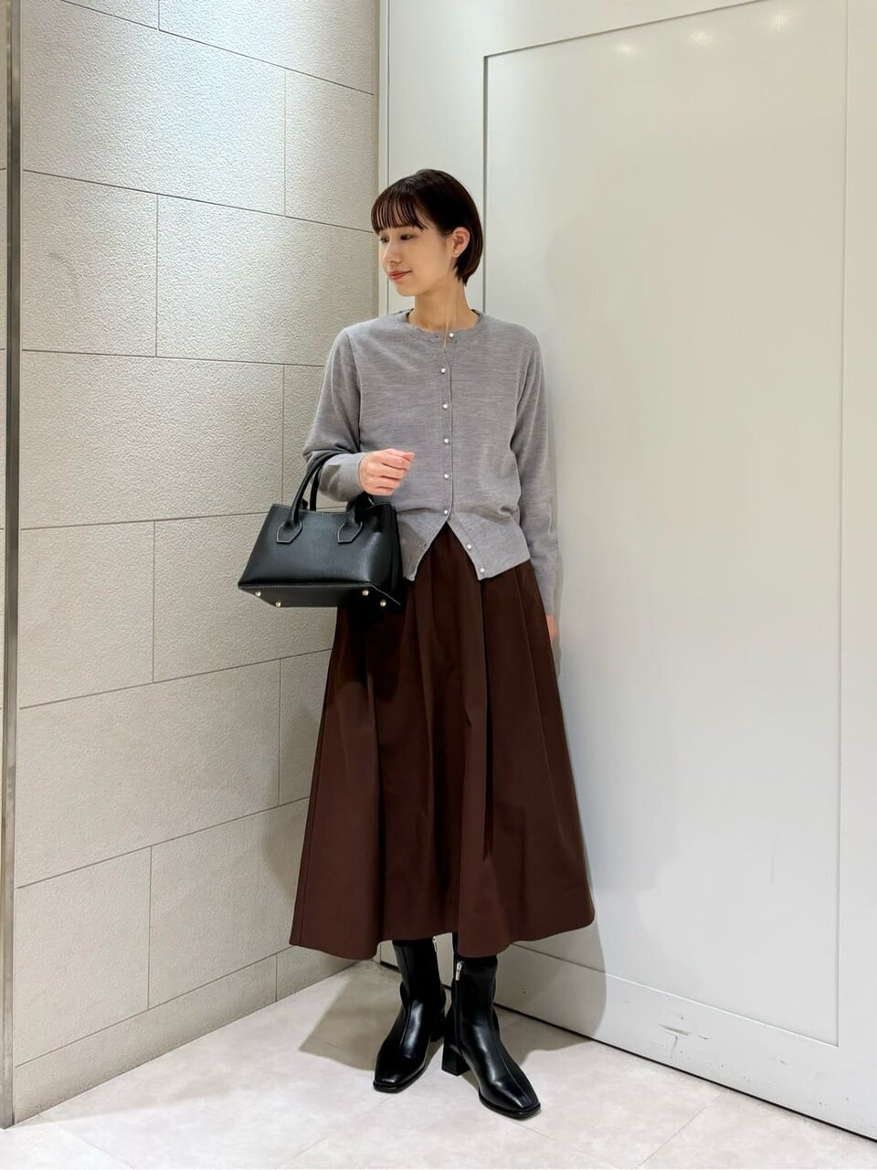 茶色のスカートとグレーのカーディガンのコーデ