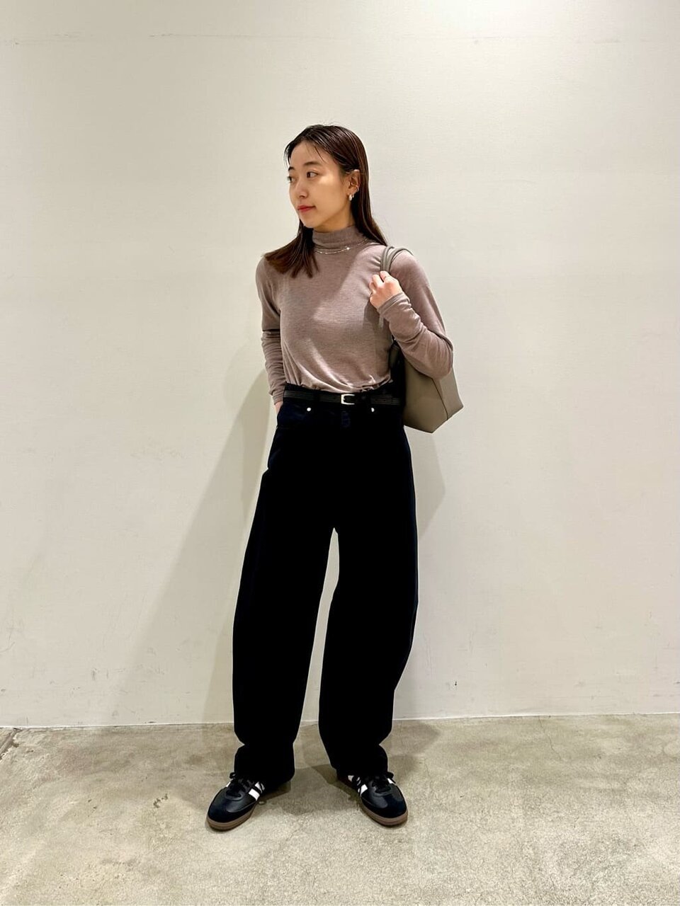 茶色のカットソー×ネイビーのチノパンコーデの女性