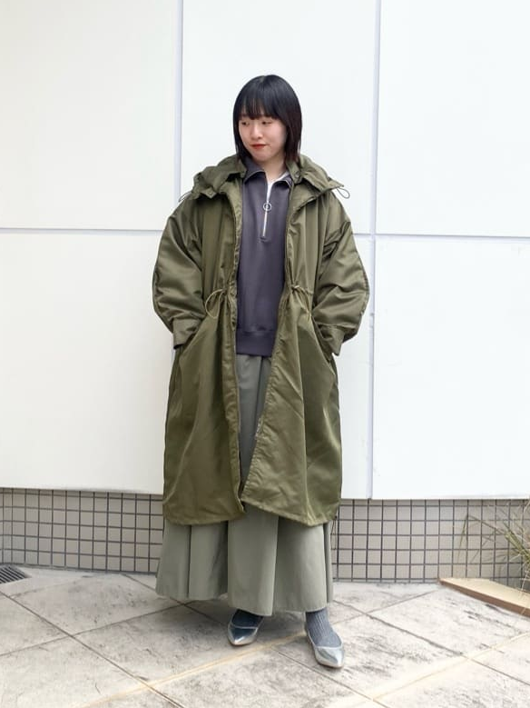 モカブラウンのスウェット×オリーブグリーンのスカートコーデの女性