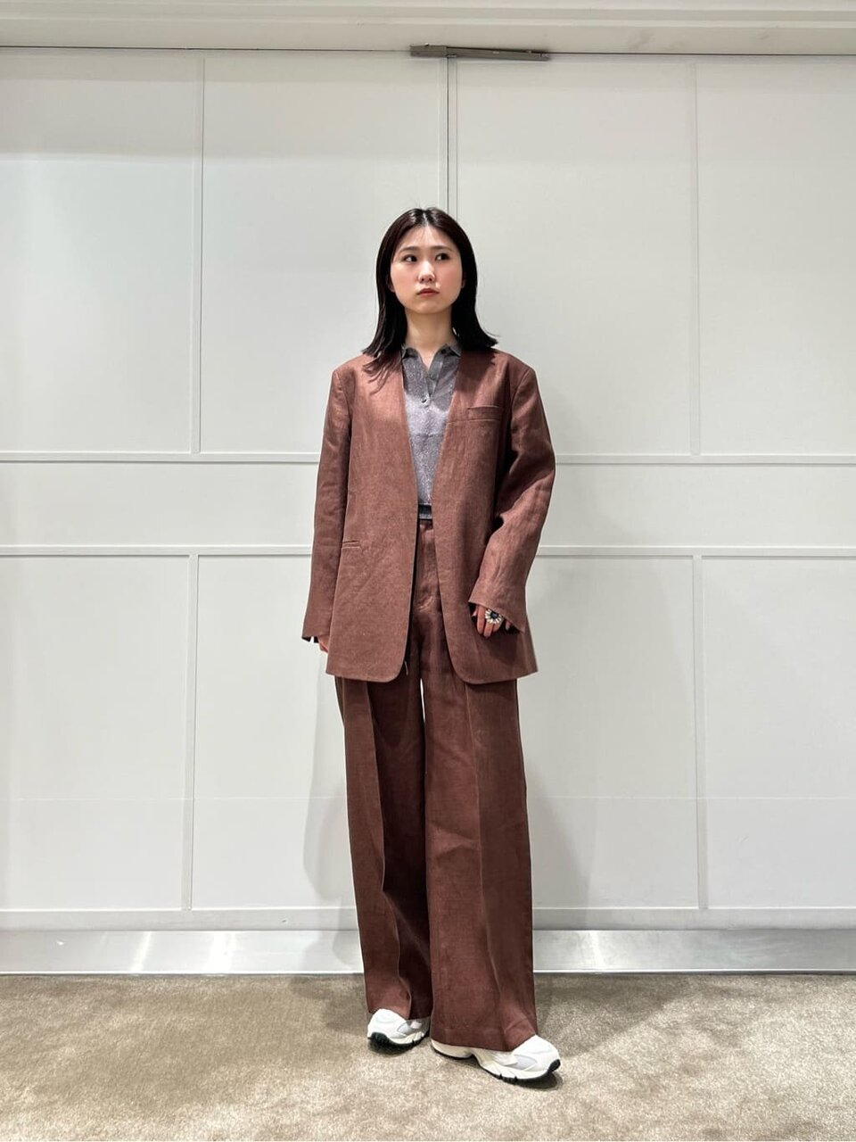 茶色のジャケットセットアップコーデの女性