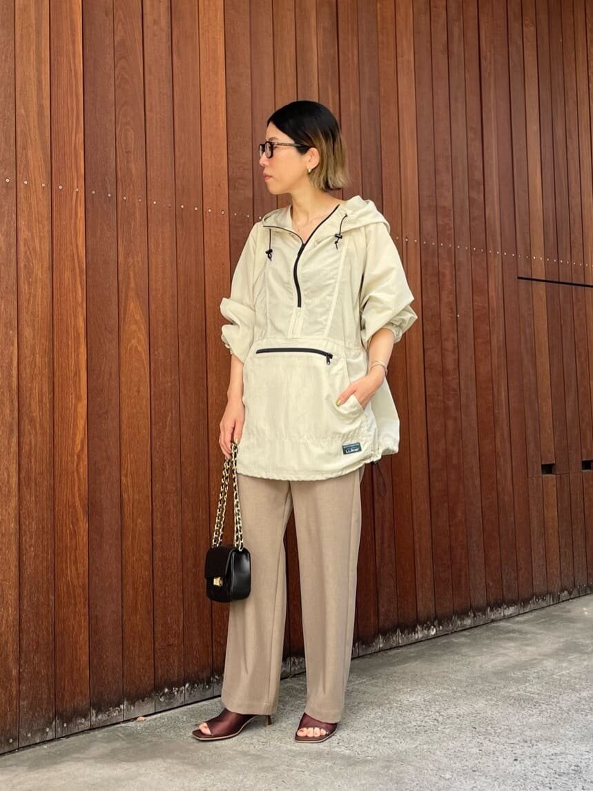 茶色のパンツ×ベージュのパーカーコーデの女性
