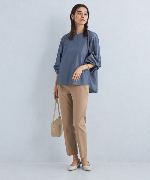 ネイビーとベージュのコーデ例